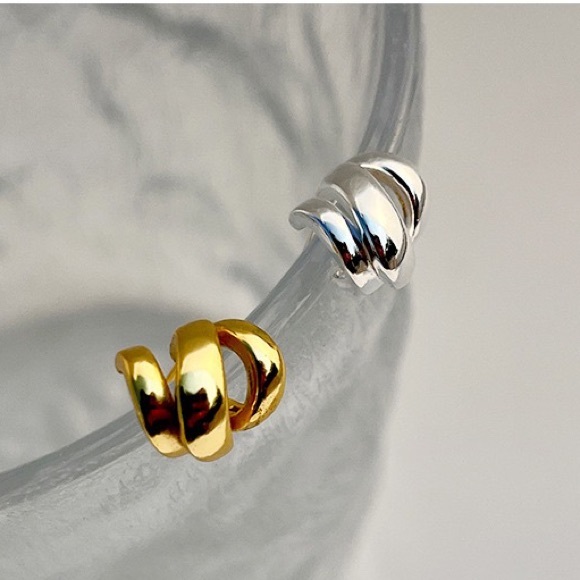 Minimalist earrings - Picture 6 of 7